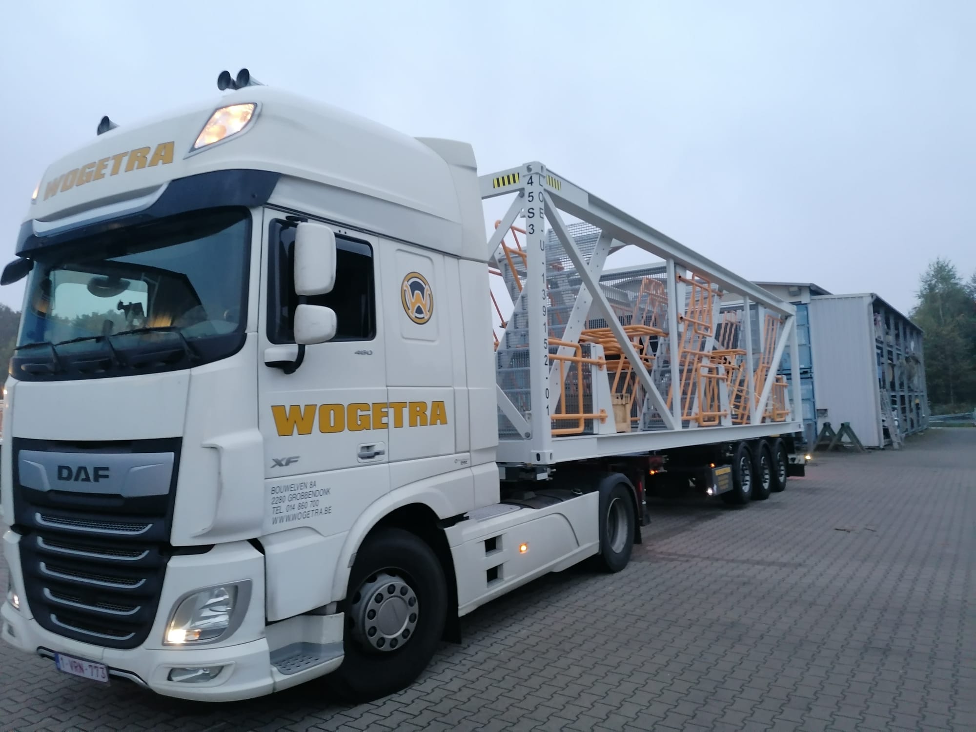 Wogetra tractor unit with flexitrailer on the company yard