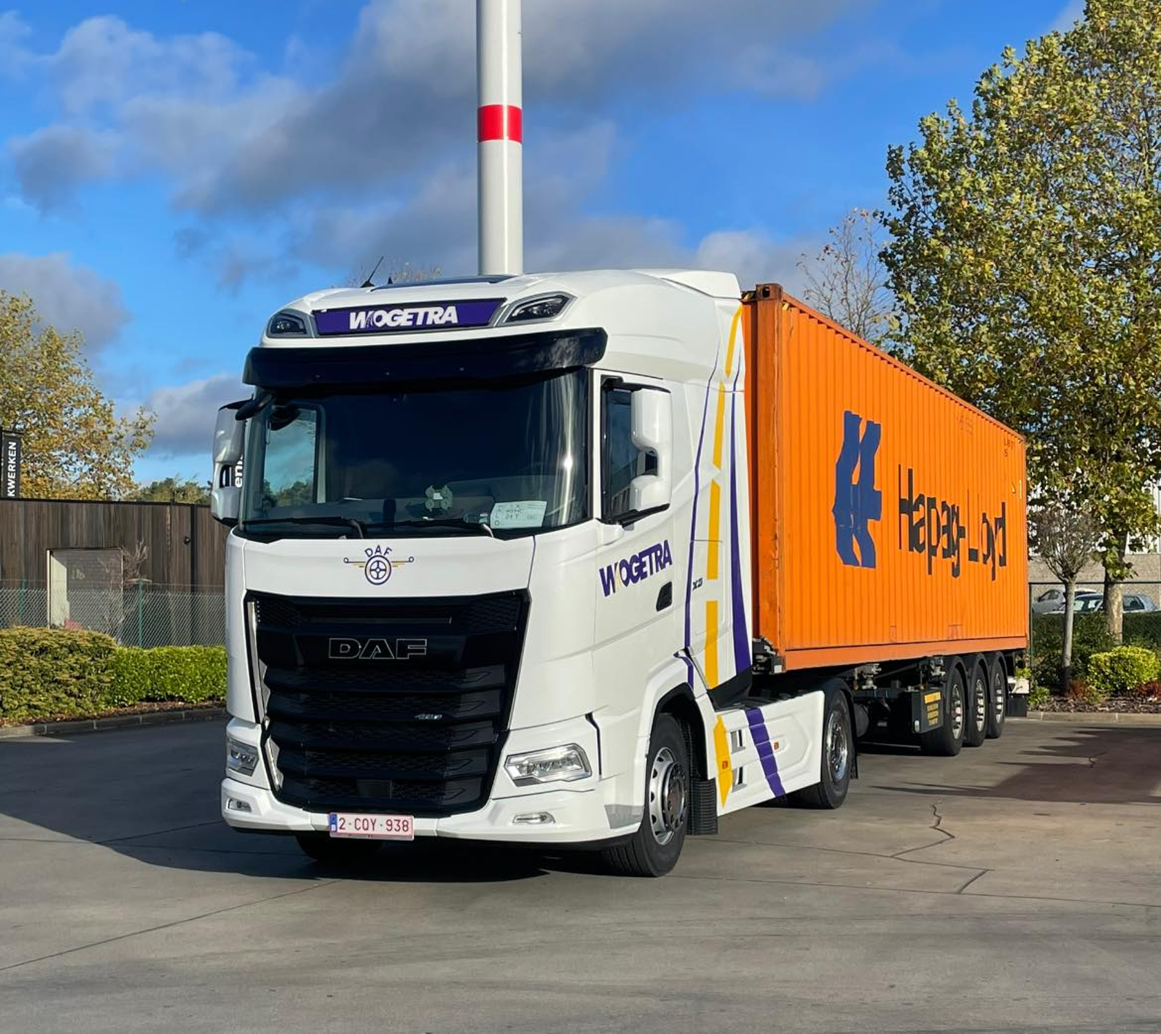Wogetra trekker met oranje zeecontainer