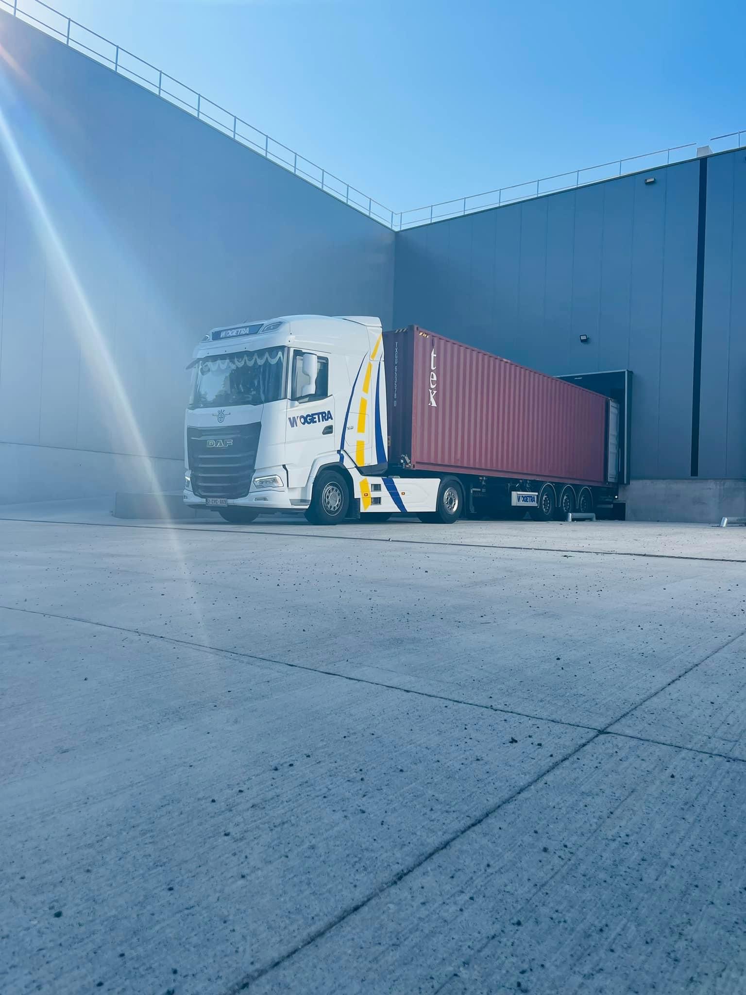 Wogetra trekker met container aan de laadkade