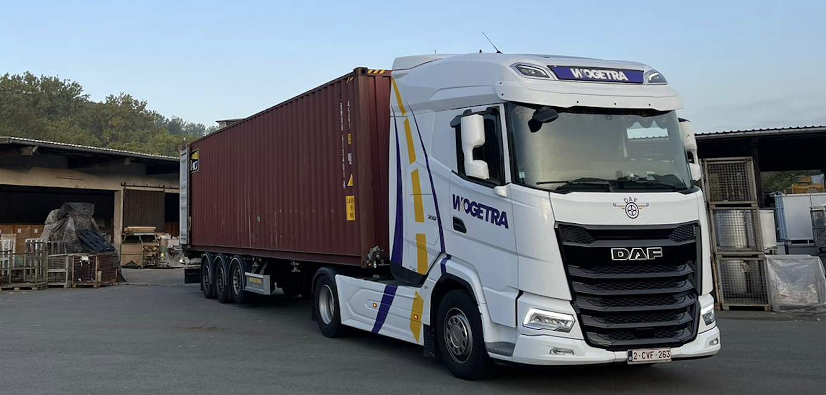 Wogetra trekker met container op het bedrijfsterrein