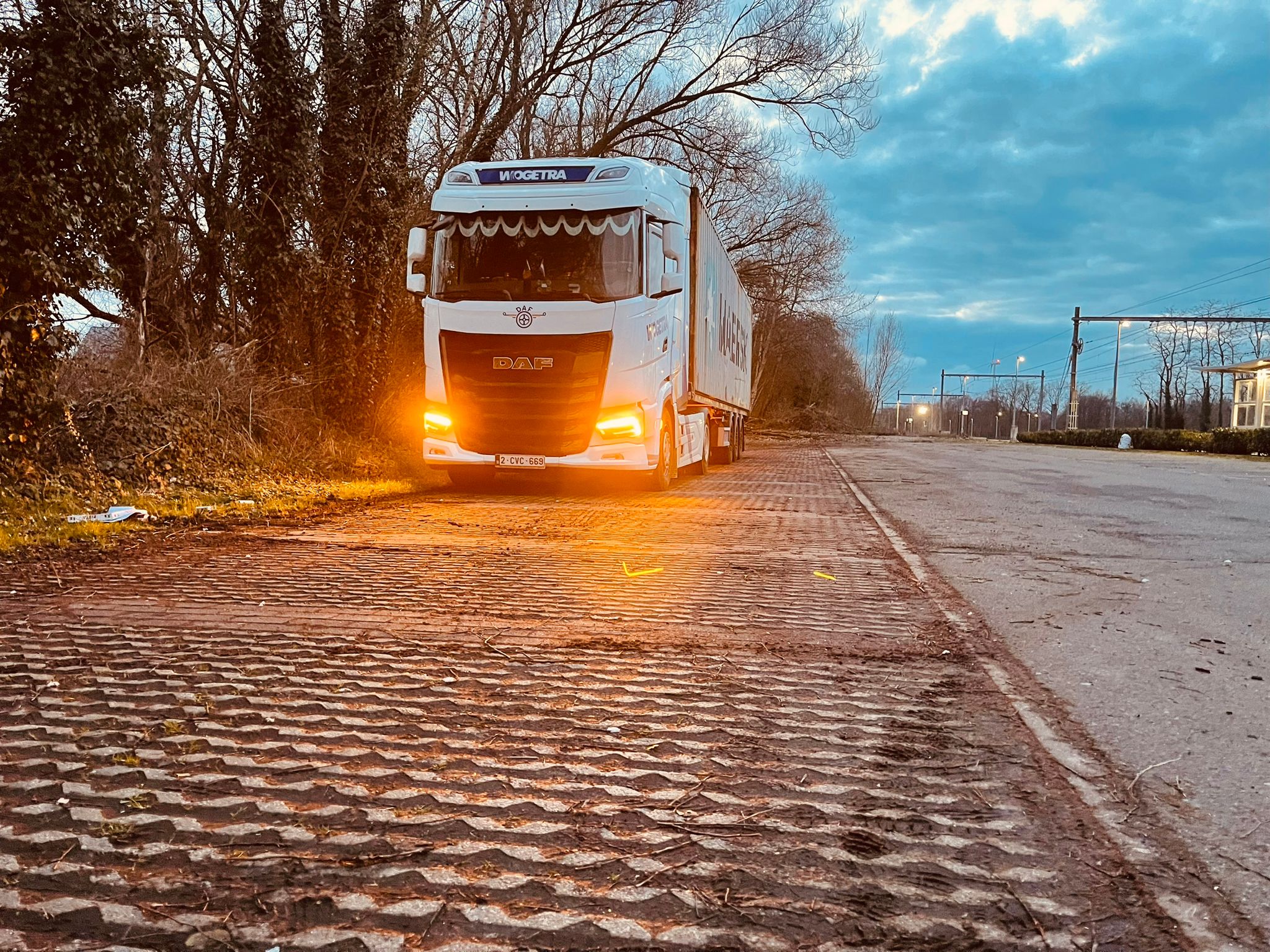 Wogetra trekker bij dageraad